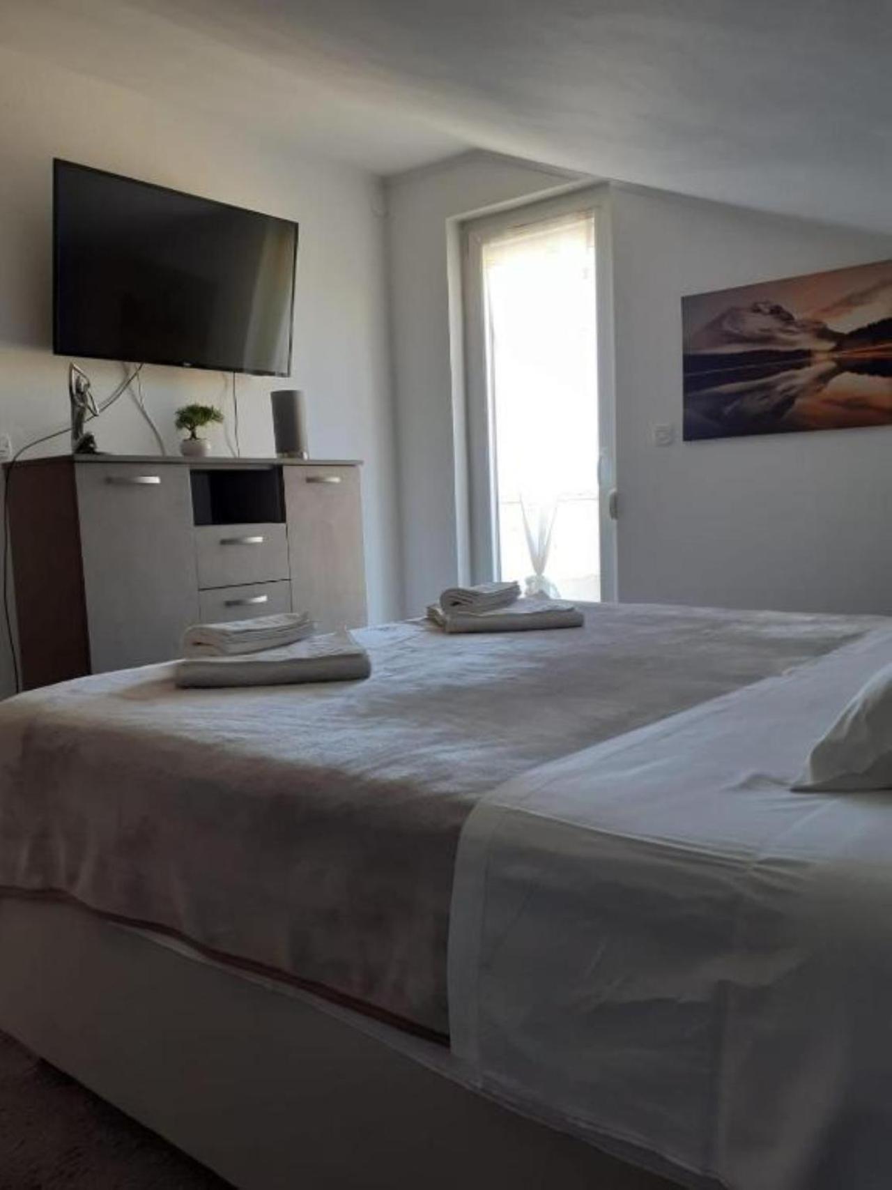 Guest House Lucija Banjol Extérieur photo