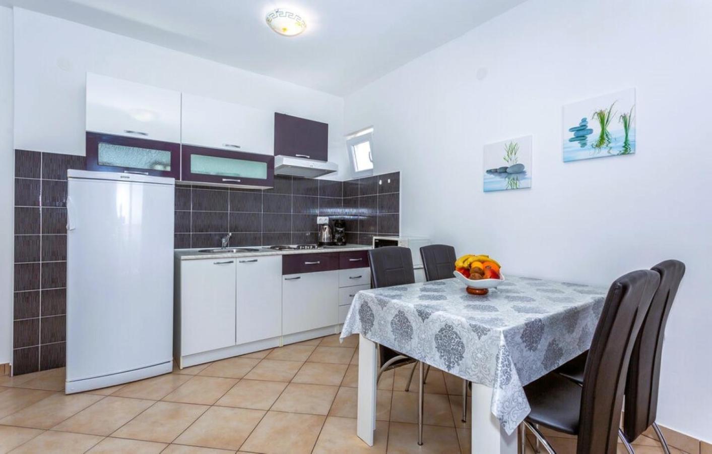 Guest House Lucija Banjol Extérieur photo