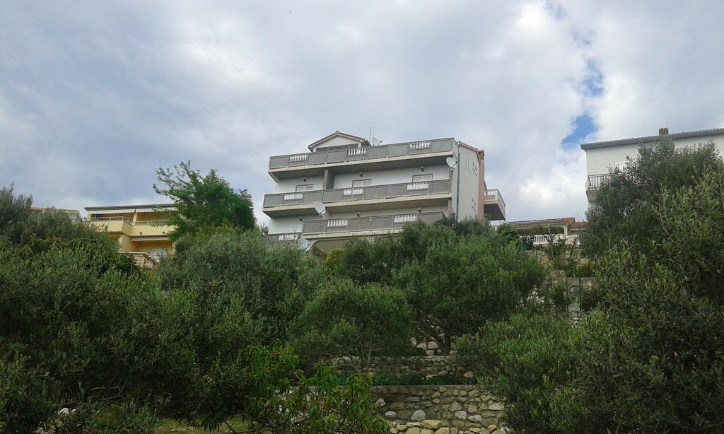 Guest House Lucija Banjol Extérieur photo