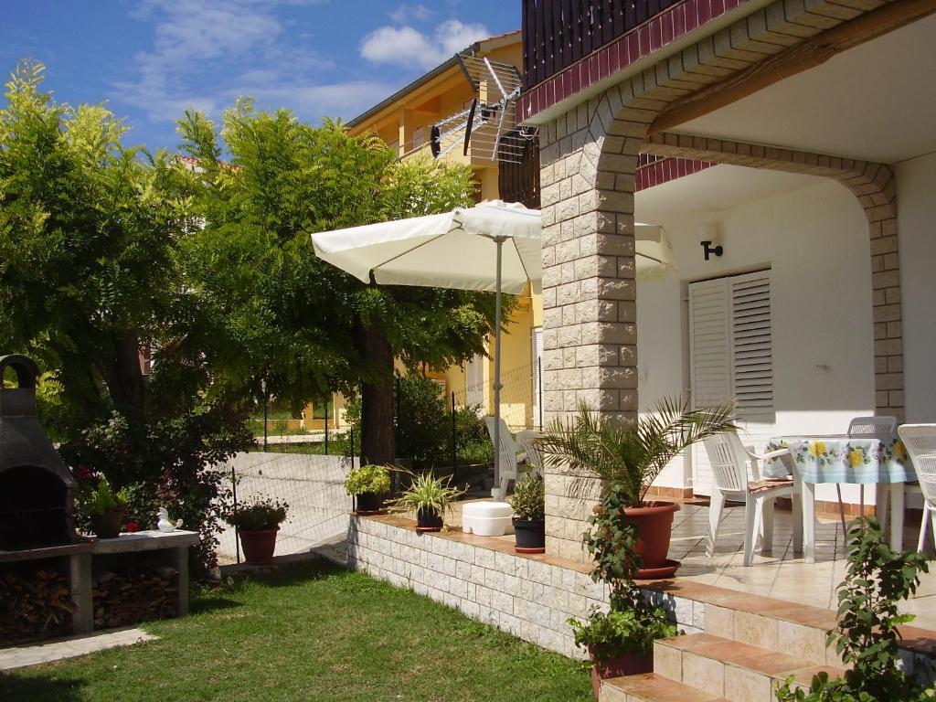 Guest House Lucija Banjol Extérieur photo